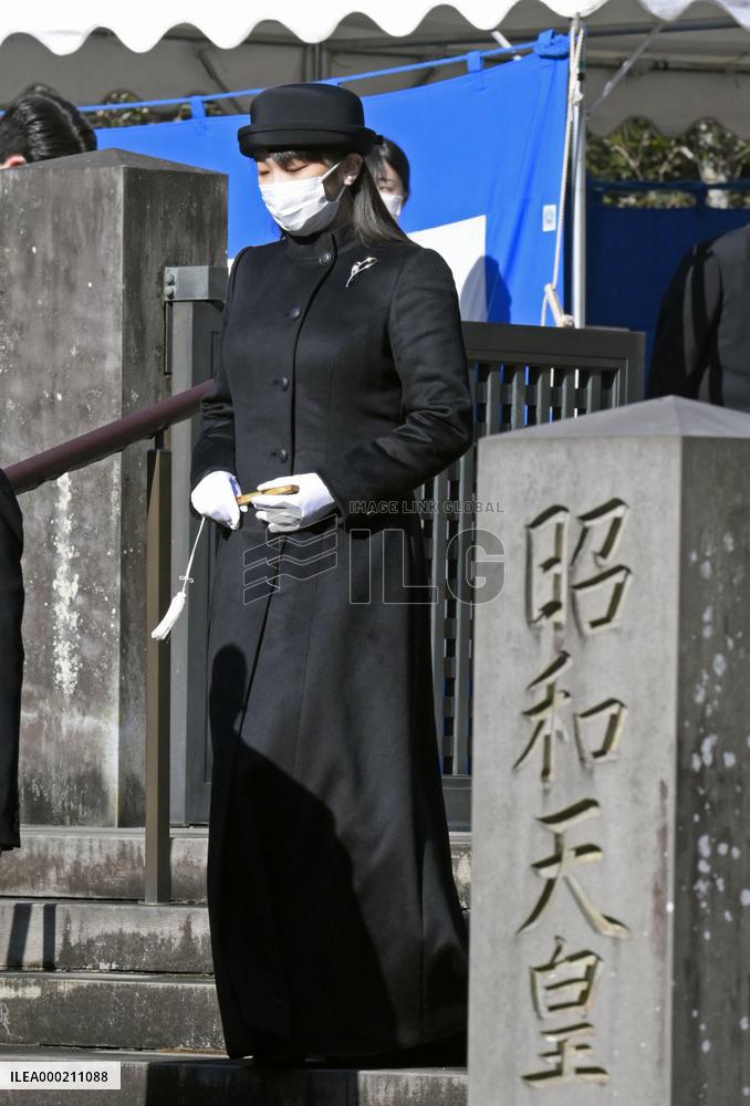 Princess Mako's visit to mausoleum of Emperor Showa