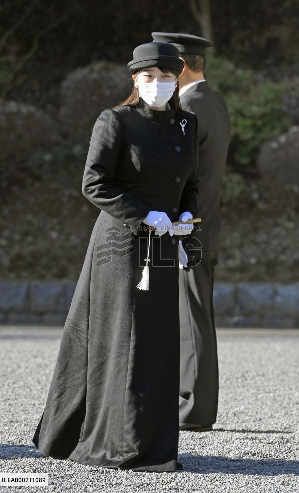 Princess Mako's visit to mausoleum of Emperor Showa