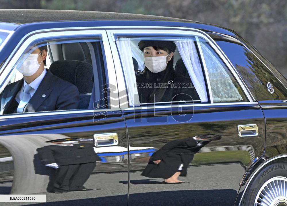 Princess Mako's visit to mausoleum of Emperor Showa