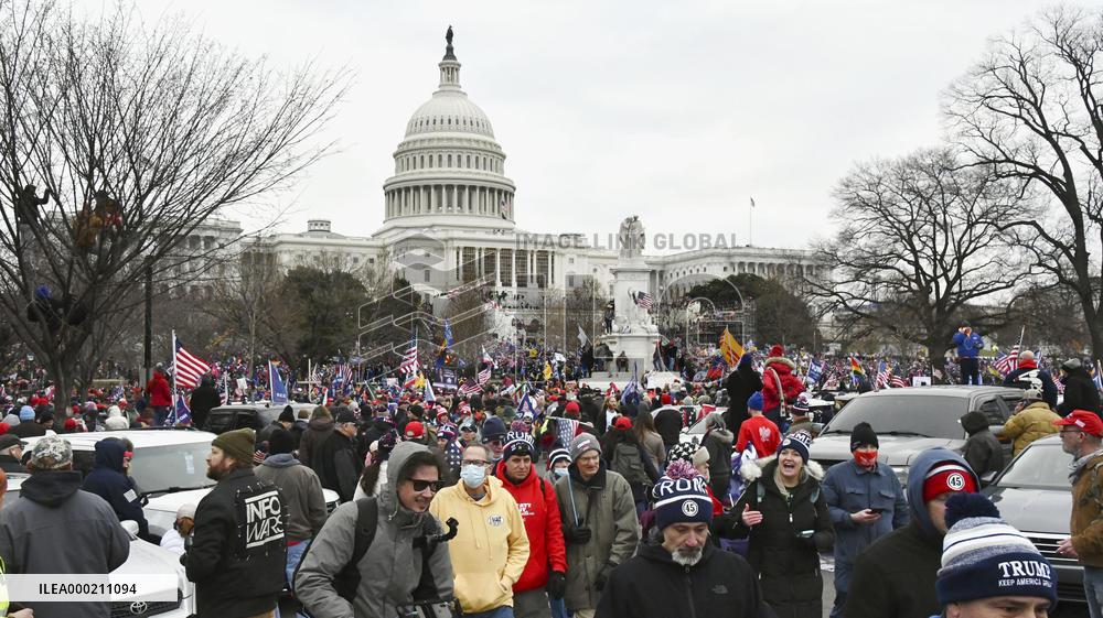 Trump supporters march toward Capitol