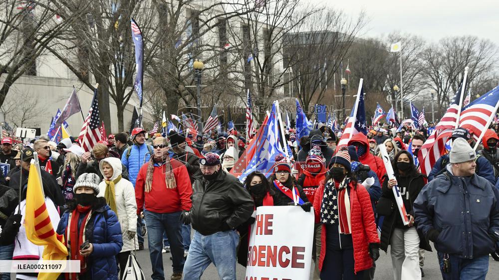 Trump supporters march toward Capitol
