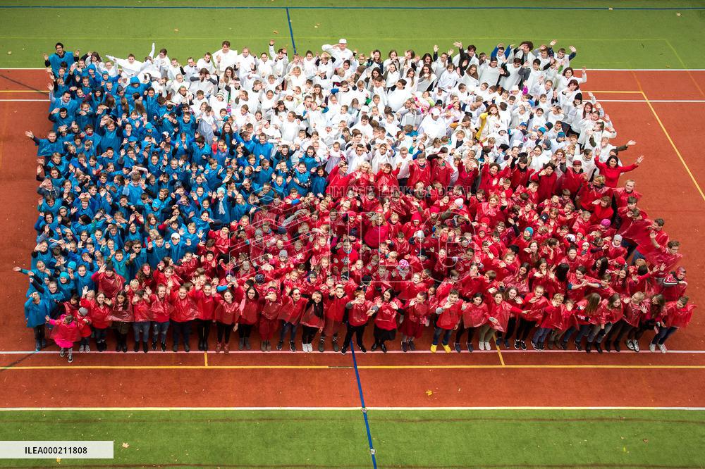 live Czech flag, 520 pupils and teachers dressed in Czech national colors