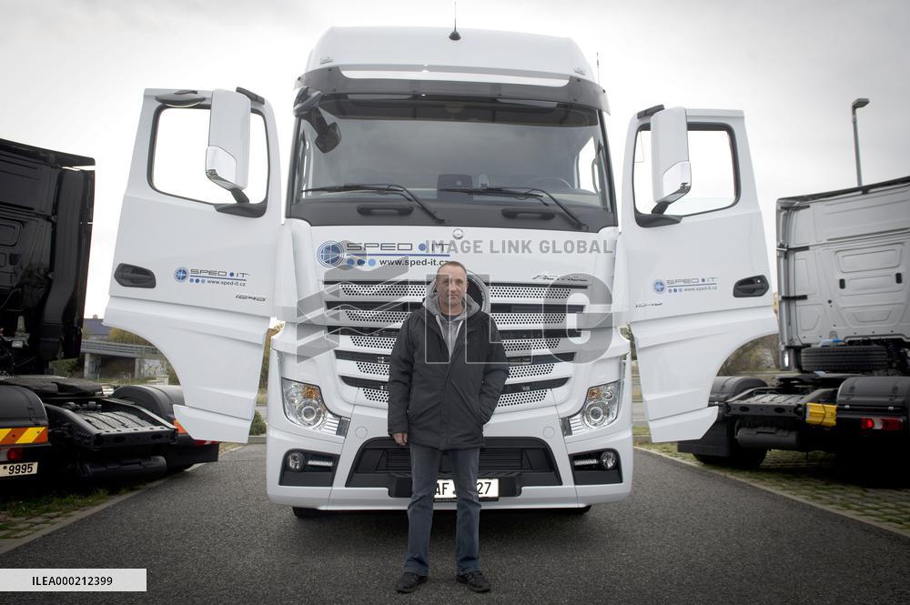 Martin Kucera, Czech lorry driver who survived the bridge collapse in Genoa returns to his profession, Mercedes-Benz Actros truck