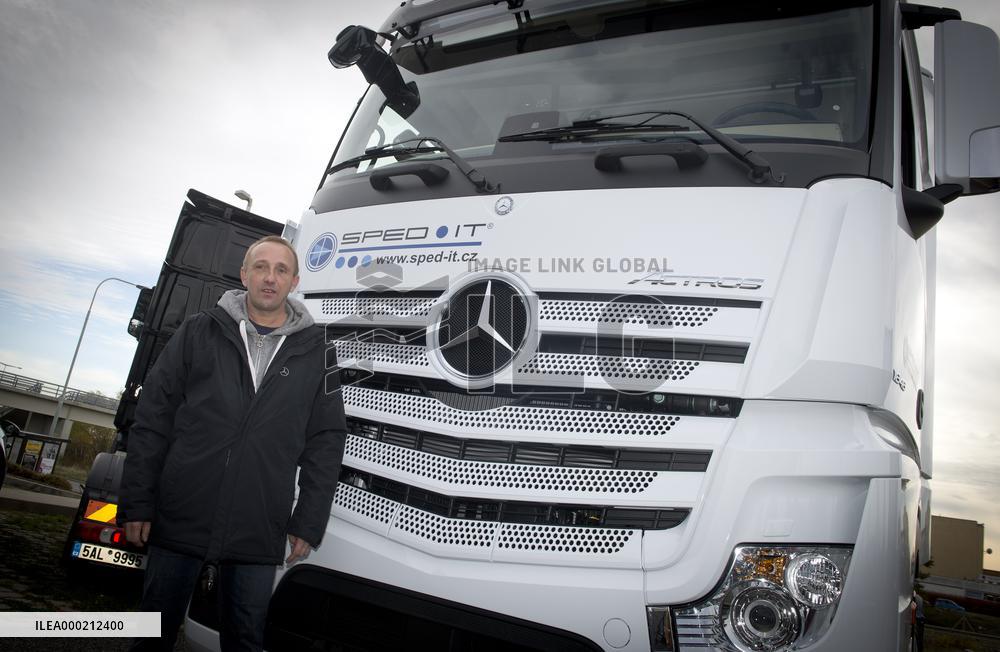 Martin Kucera, Czech lorry driver who survived the bridge collapse in Genoa returns to his profession, Mercedes-Benz Actros truck