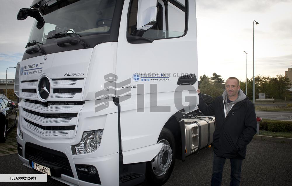 Martin Kucera, Czech lorry driver who survived the bridge collapse in Genoa returns to his profession, Mercedes-Benz Actros truck