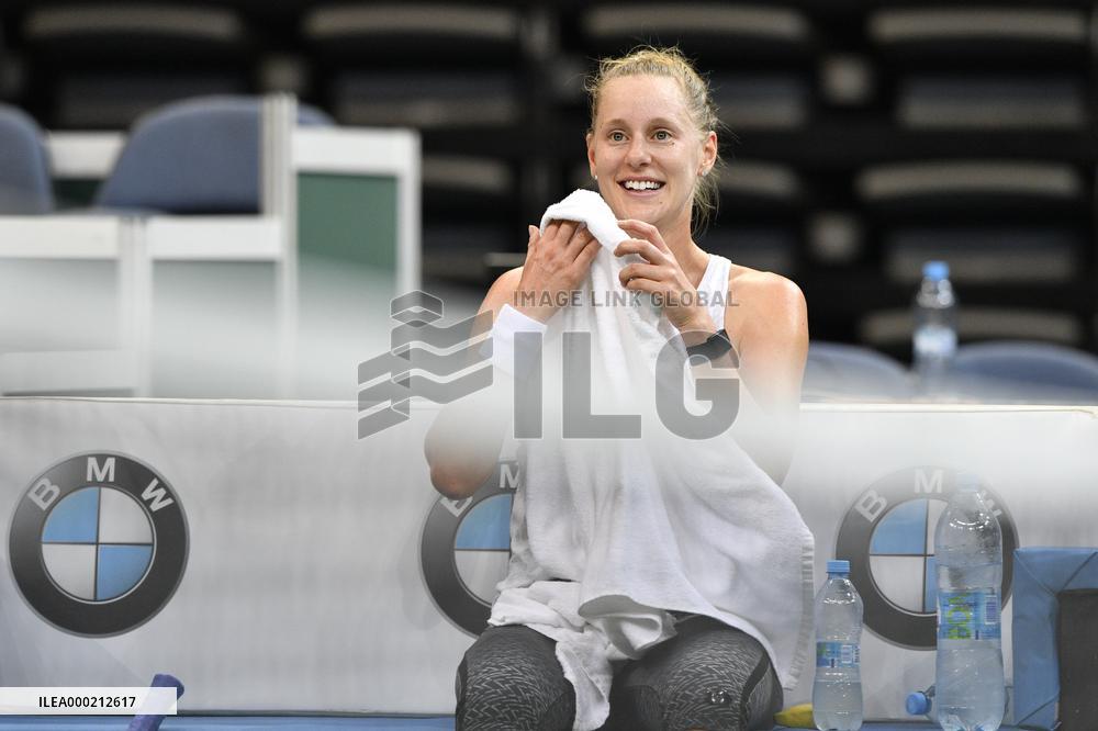 Alison Riske
