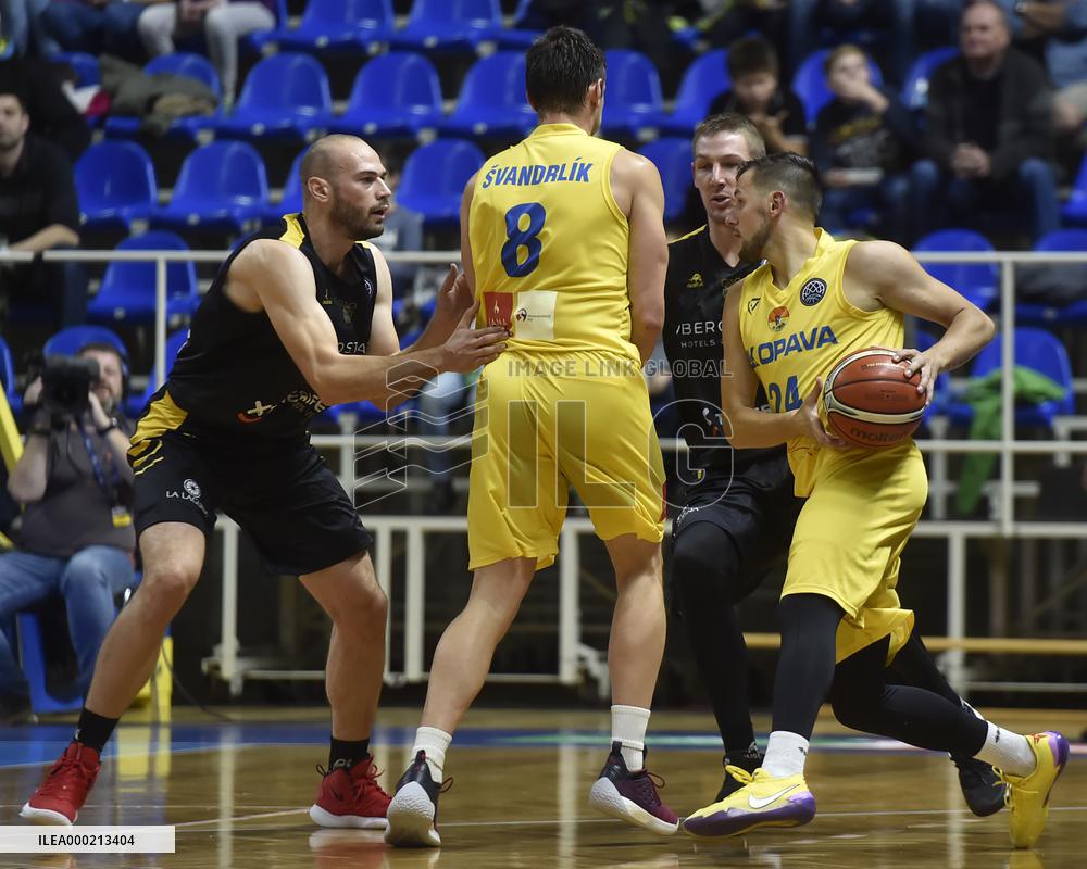 Pierre-Antoine Gillet, Jan Svandrlik, Colton Iverson, Jakub Sirina