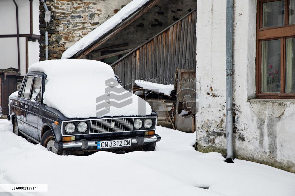 Shiroka Laka village, winter snow, passenger car Lada