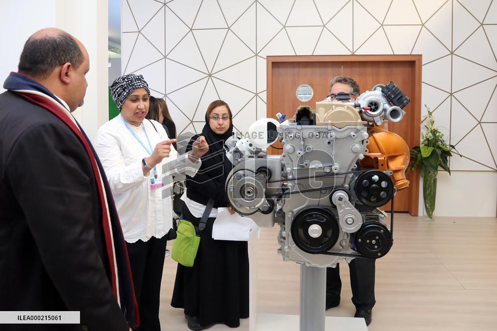 Low-emission gasoline engine