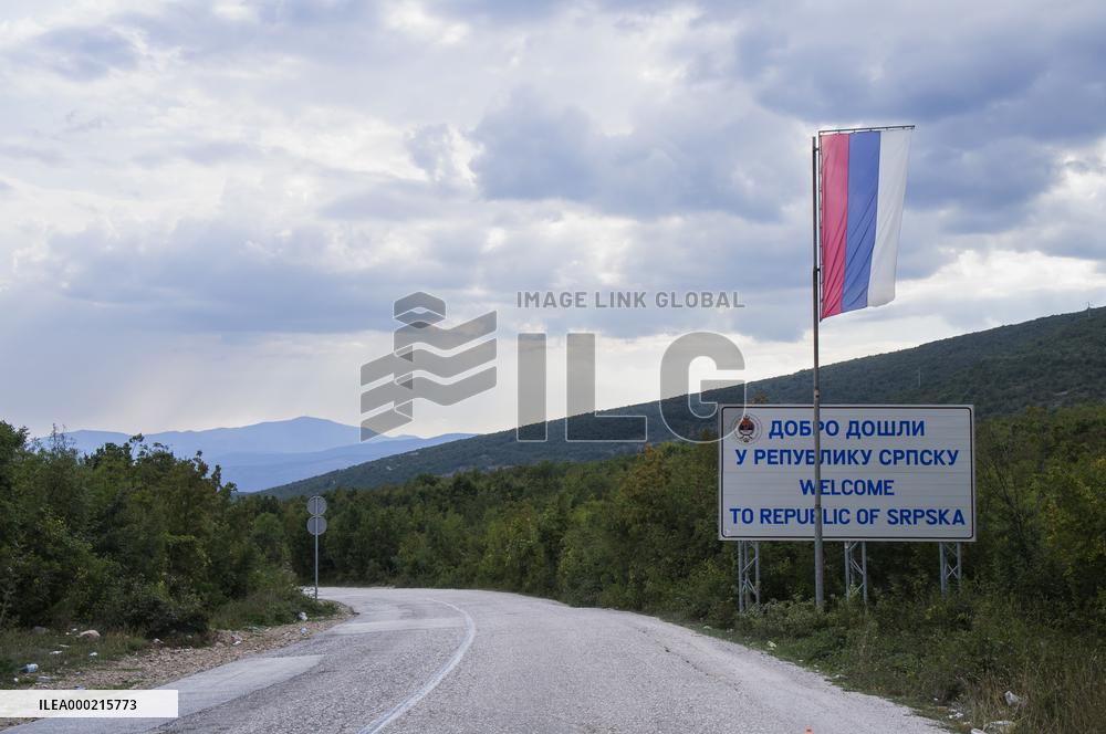Vracenovici border crossing Montenegro - Bosnia and Herzegovina, MNE-BIH, Republika Srpska flag, Serb