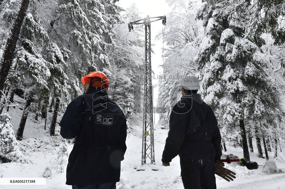 Road leading up to the Jetrichovice, snowfall, wind, snow, falling trees, workers