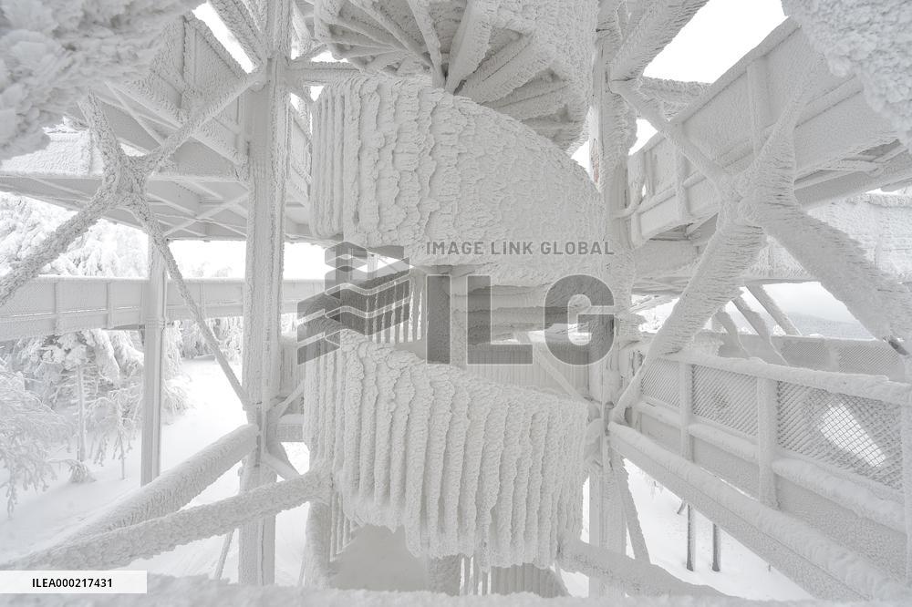 Valaska panoramic trail, skywalk, snow, staircase