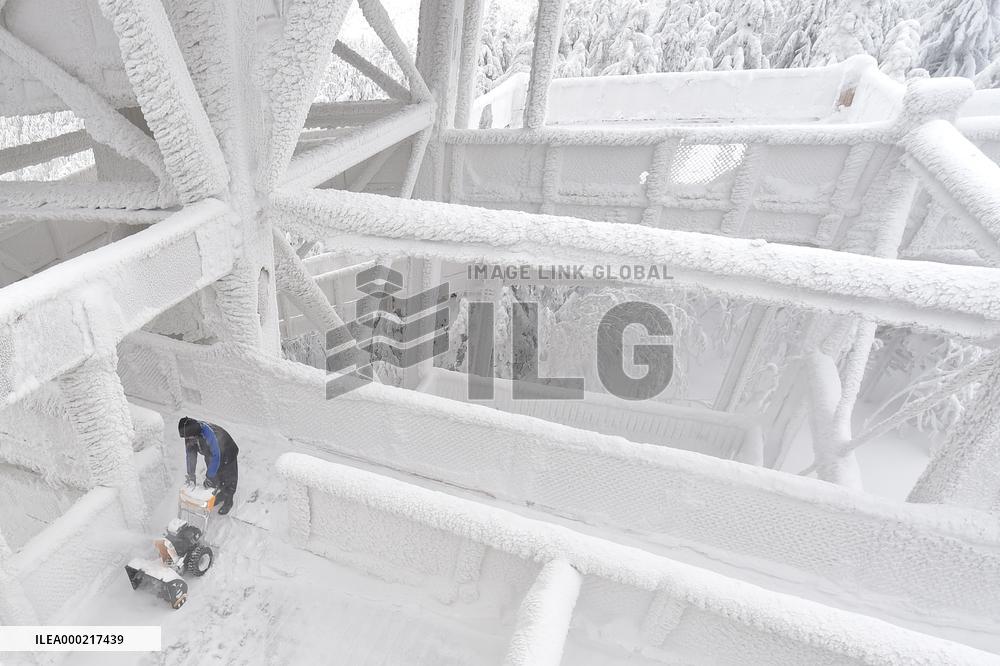 Valaska panoramic trail, skywalk, snow, footbridge