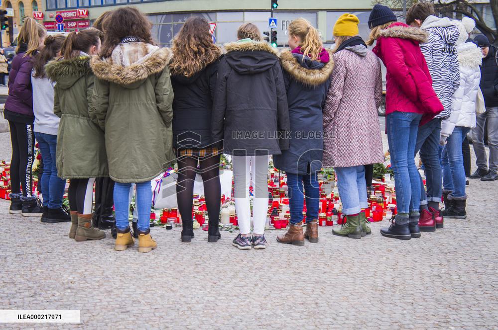 Wenceslas Square, 50th anniversary of Palach's death, Jan Palach and Jan Zajic Memorial, piety, candles