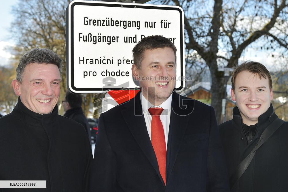 Charly Bauer, Tomas Petricek, Filip Smola