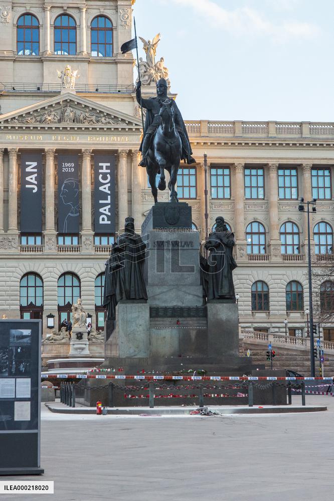 Wenceslas Square in Prague, man set himself on fire, police, scene