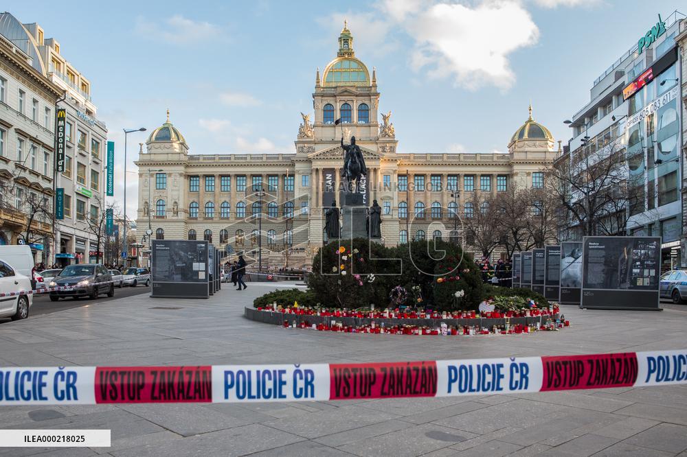 Wenceslas Square in Prague, man set himself on fire, police, scene