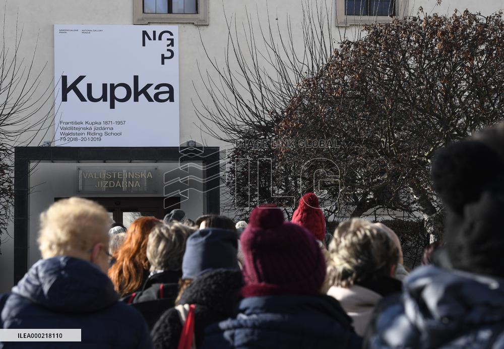 people are waiting in queue for Frantisek Kupka exhibition in Prague