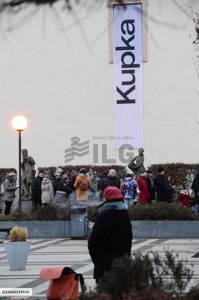people are waiting in queue for Frantisek Kupka exhibition in Prague