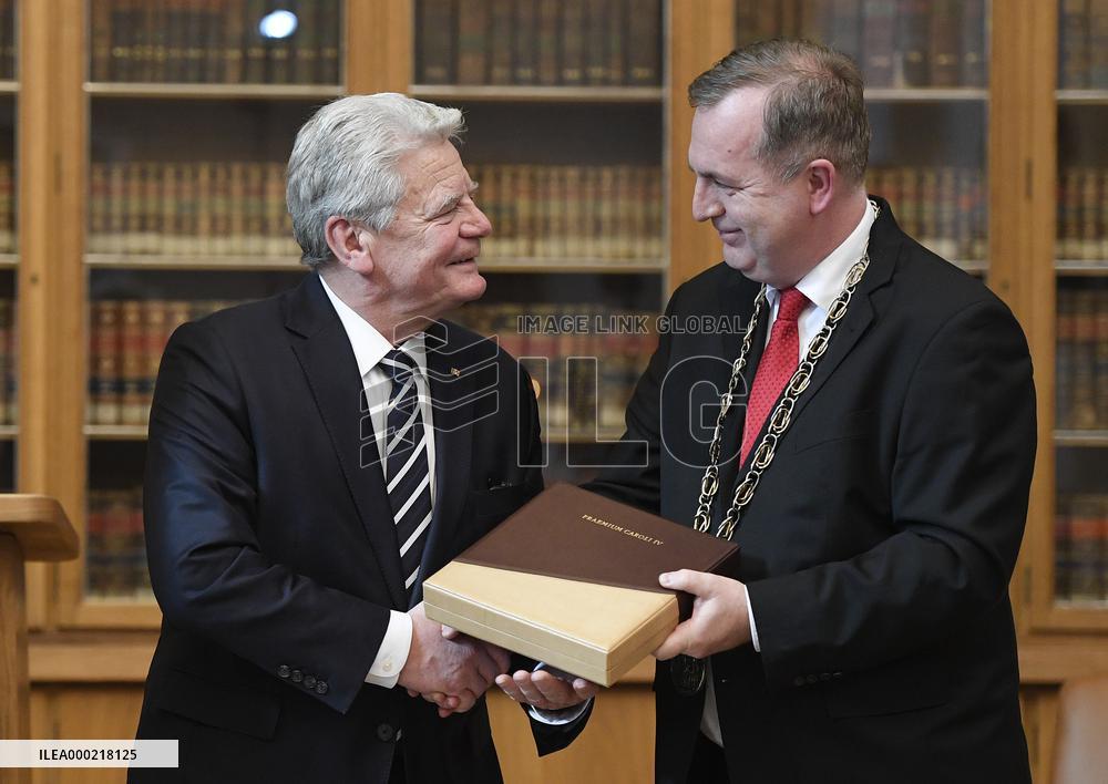 JOACHIM GAUCK, TOMAS ZIMA