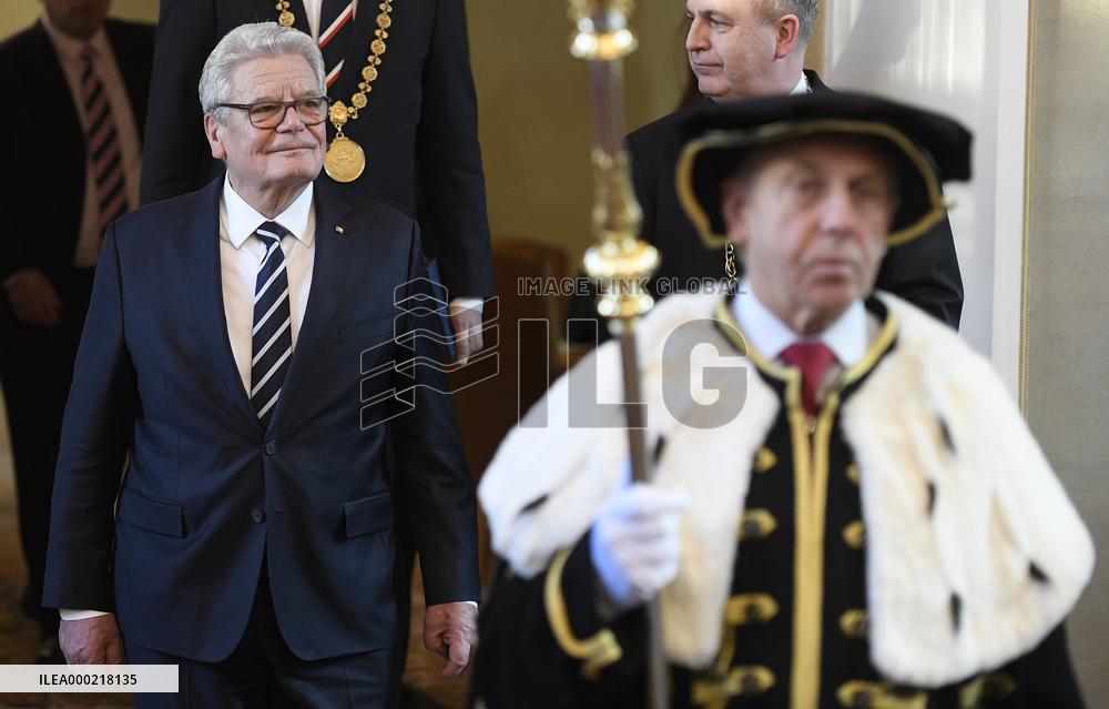 JOACHIM GAUCK, TOMAS ZIMA