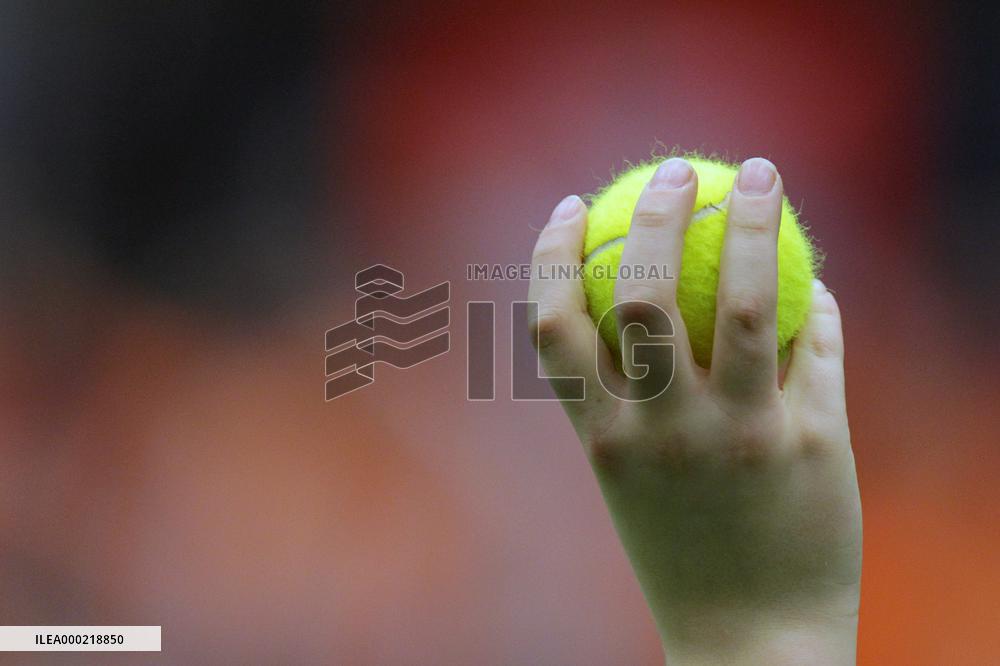Hand with tennis ball