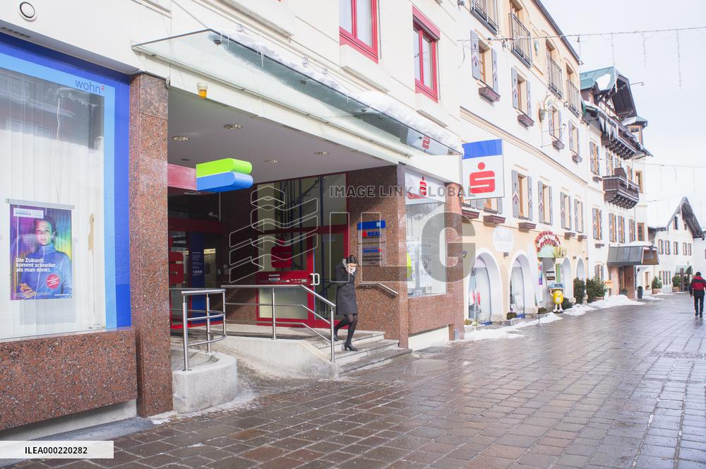 Steiermarkische Sparkasse - Filiale Schladming, Hauptplatz, Main square, Pedestrian zone sign, winter, snow