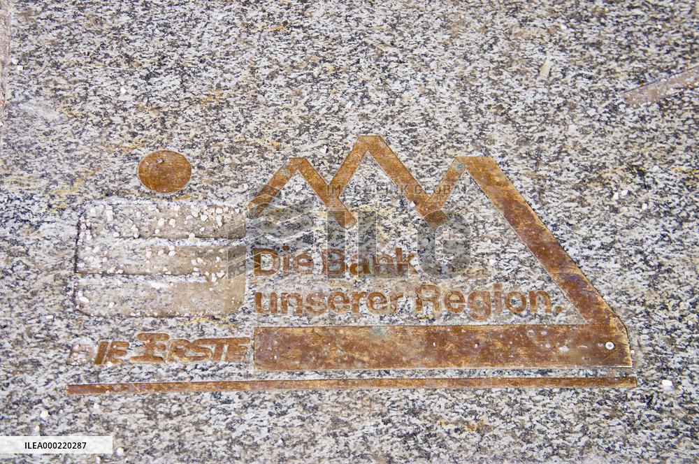 Steiermarkische Sparkasse - Filiale Schladming, Hauptplatz, Main square, Pedestrian zone sign, winter, snow