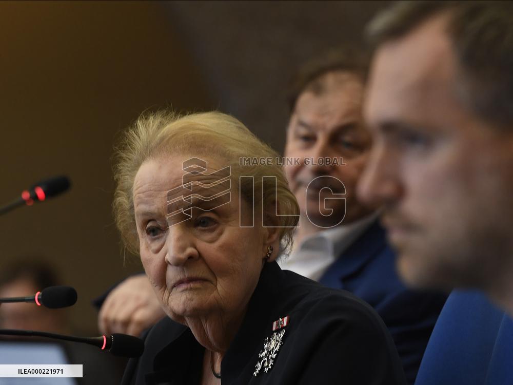 MADELEINE ALBRIGHTOVA