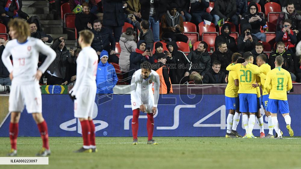Brazilian players celebrate goal (2:1)
