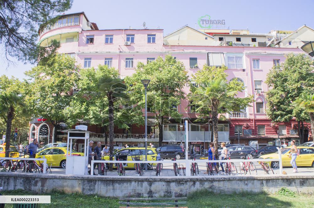 Tirana, Rinia Park, bike sharing