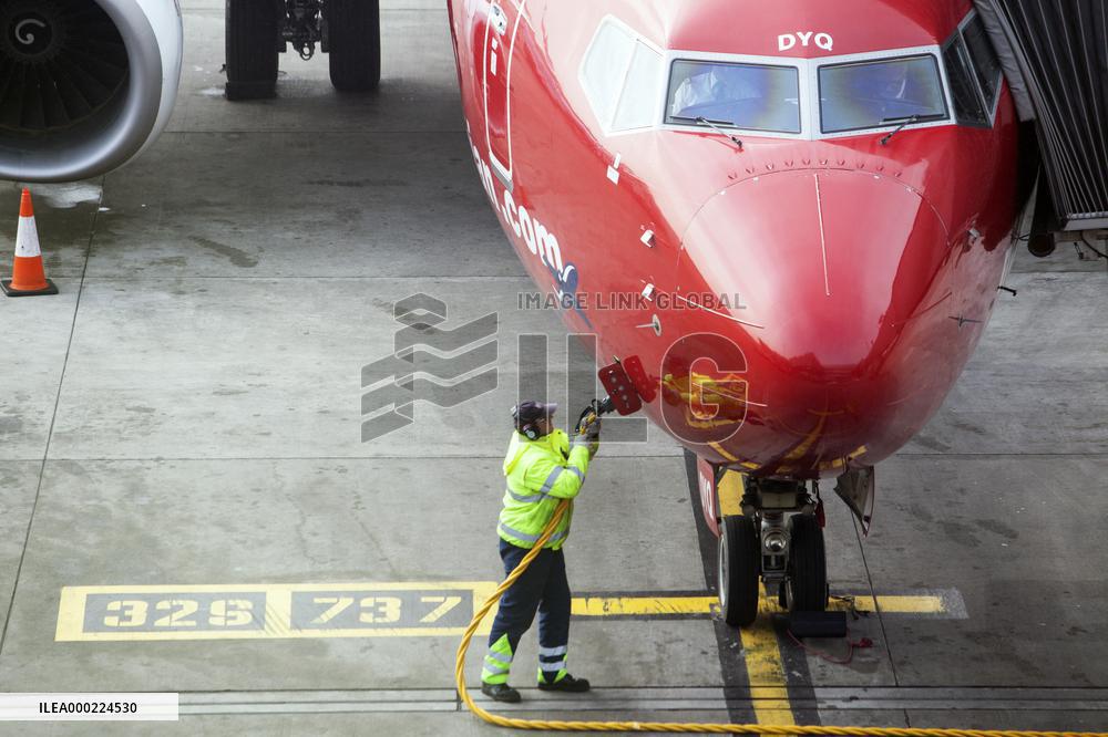 Airplane, Norwegian, fuel, airport, Helsinki