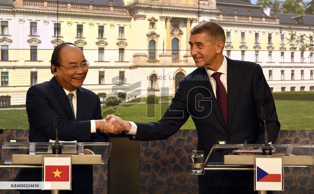 ANDREJ BABIS, NGUYEN XUAN PHUC