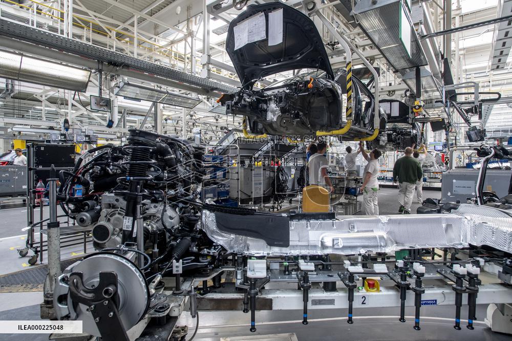 Assembly line Skoda Auto, Kvasiny, car, production, Superb, Kodiaq, digital control, employe