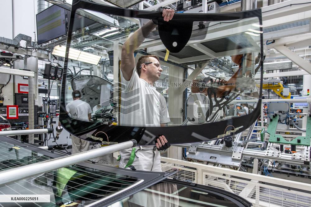 Assembly line Skoda Auto, Kvasiny, car, production, Superb, Kodiaq, digital control, employe