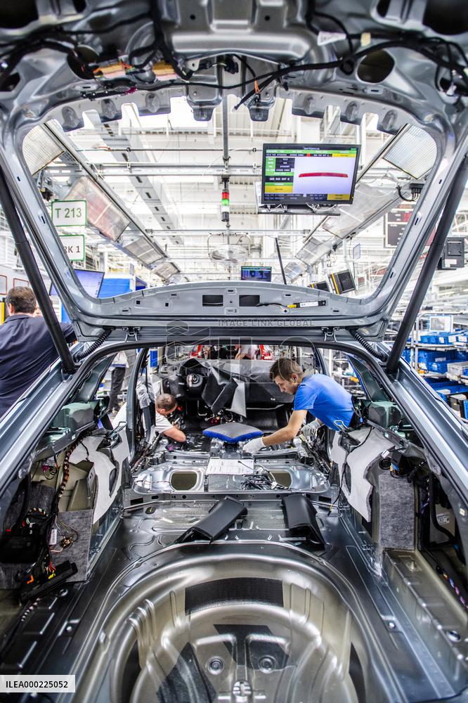 Assembly line Skoda Auto, Kvasiny, car, production, Superb, Kodiaq, digital control, employe