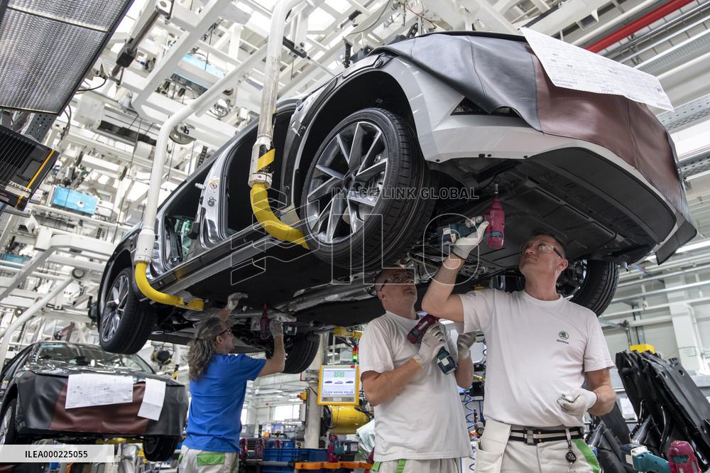 Assembly line Skoda Auto, Kvasiny, car, production, Superb, Kodiaq, digital control, employe