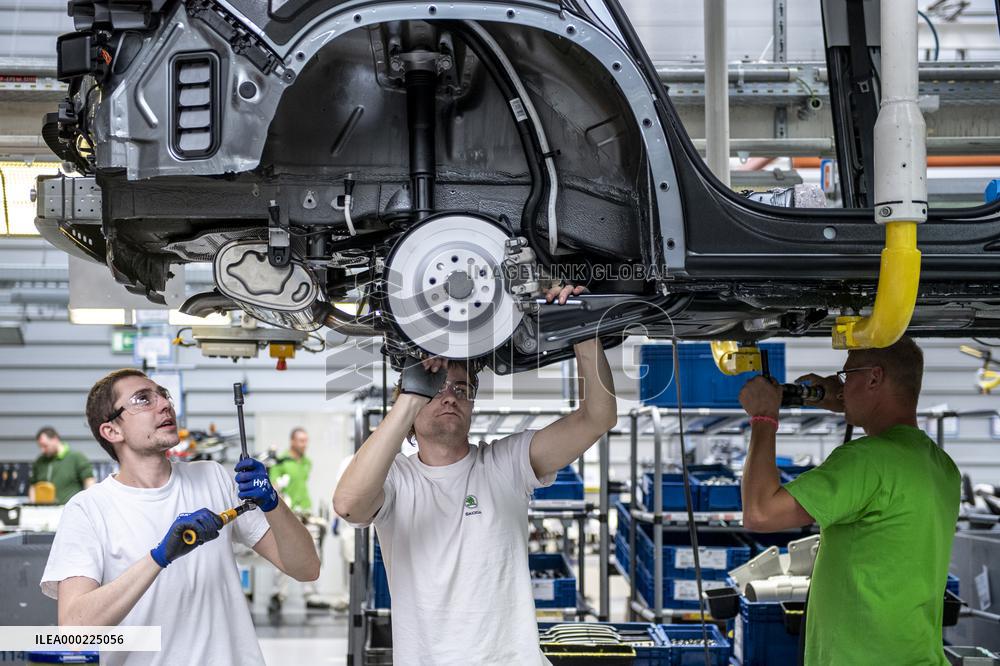 Assembly line Skoda Auto, Kvasiny, car, production, Superb, Kodiaq, digital control, employe