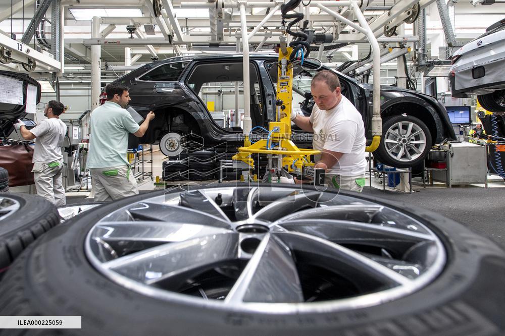 Assembly line Skoda Auto, Kvasiny, car, production, Superb, Kodiaq, digital control, employe