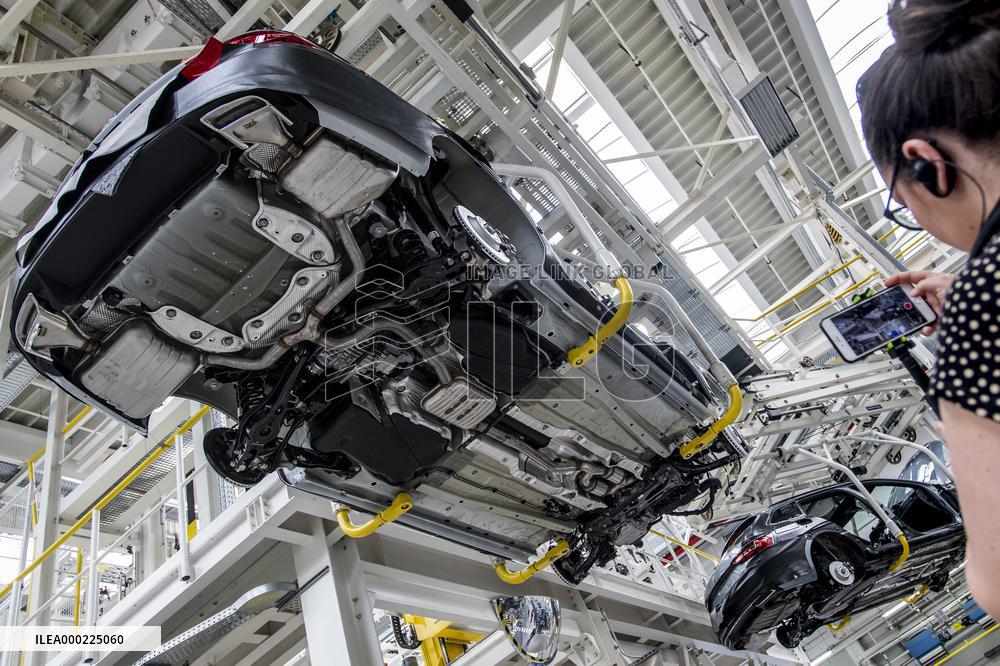 Assembly line Skoda Auto, Kvasiny, car, production, Superb, Kodiaq, digital control, employe