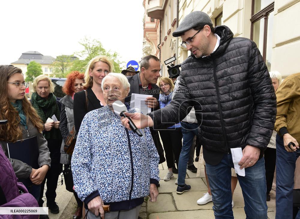 Marie Lidakova, Petr Papousek