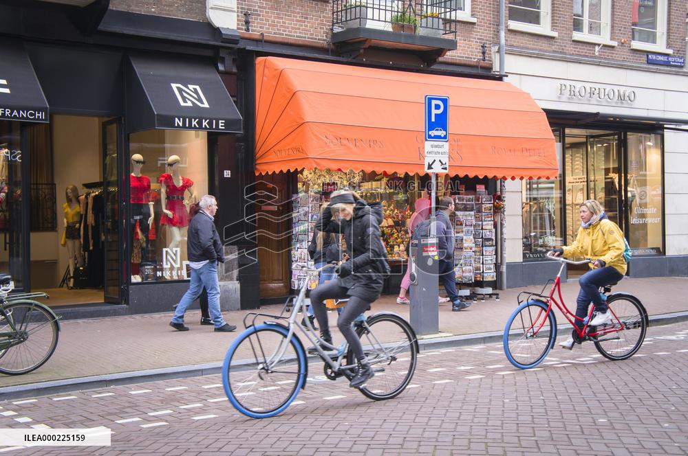 Swapfiets Bicycle, blue-tired bike