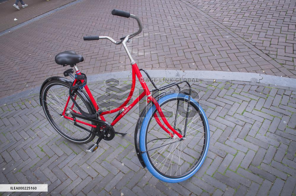 Swapfiets Bicycle, blue-tired bike