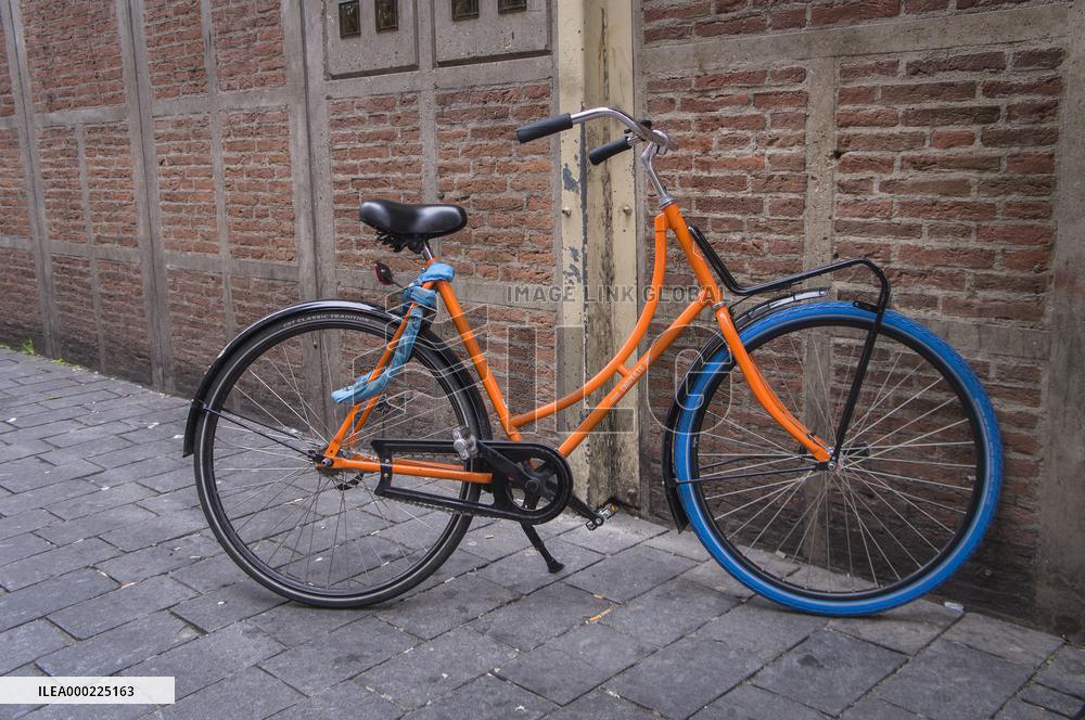Swapfiets Bicycle, blue-tired bike