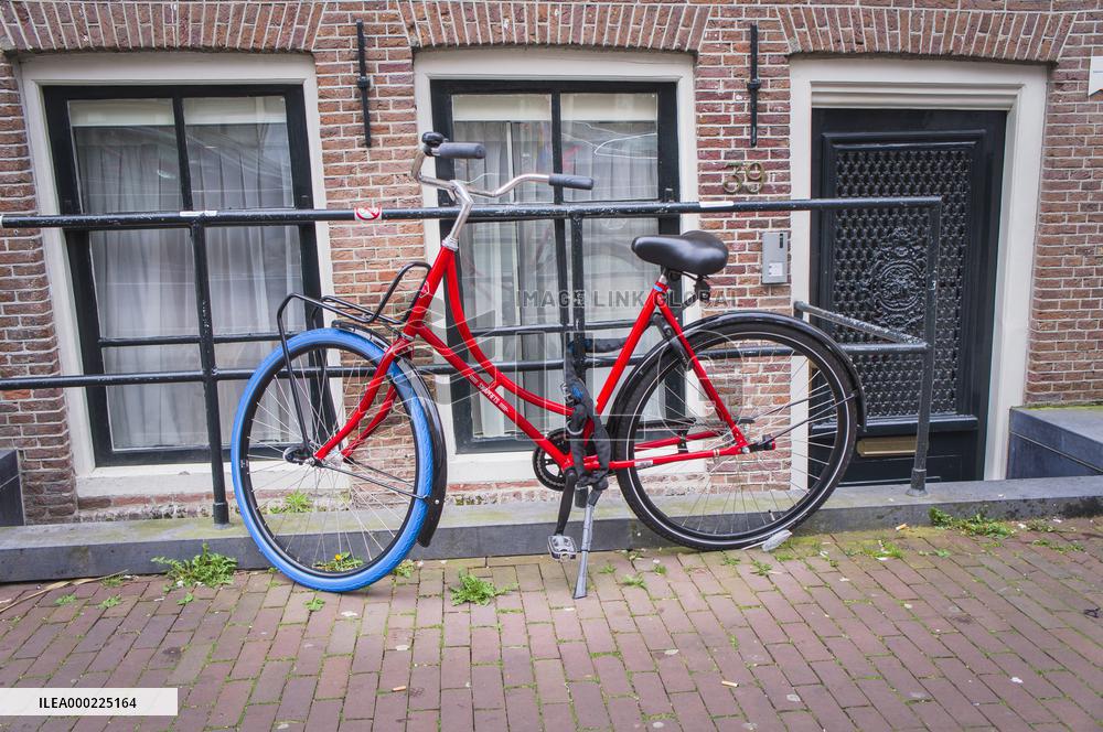 Swapfiets Bicycle, blue-tired bike