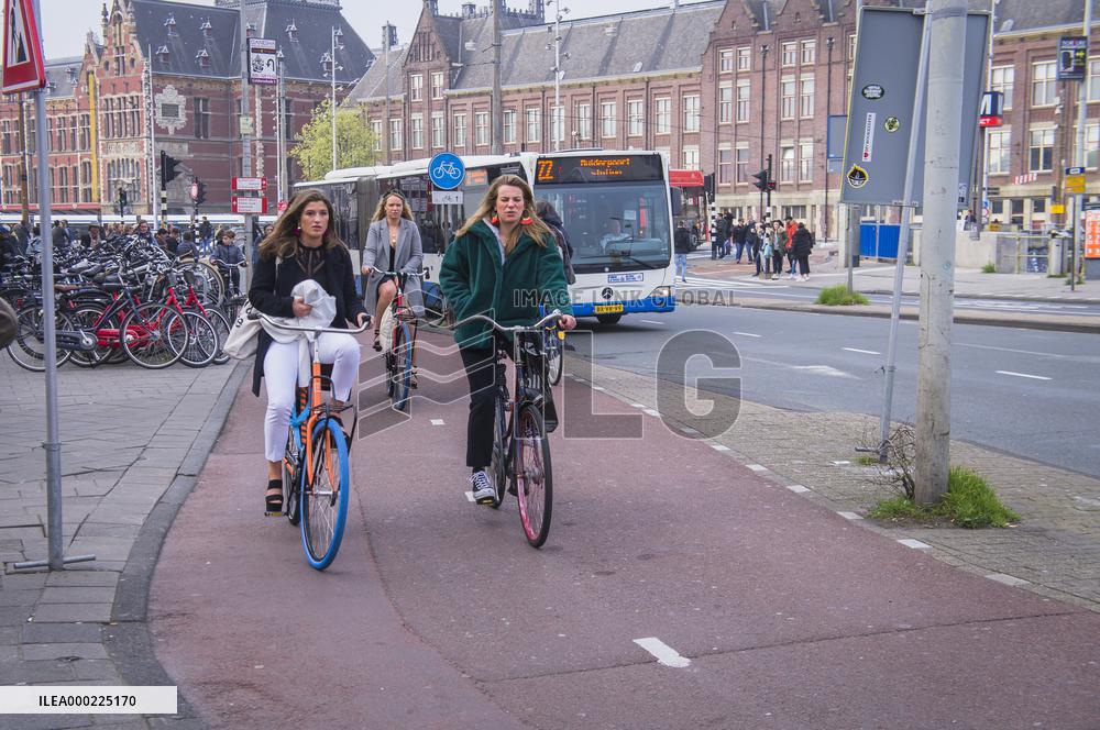 Swapfiets Bicycle, blue-tired bike