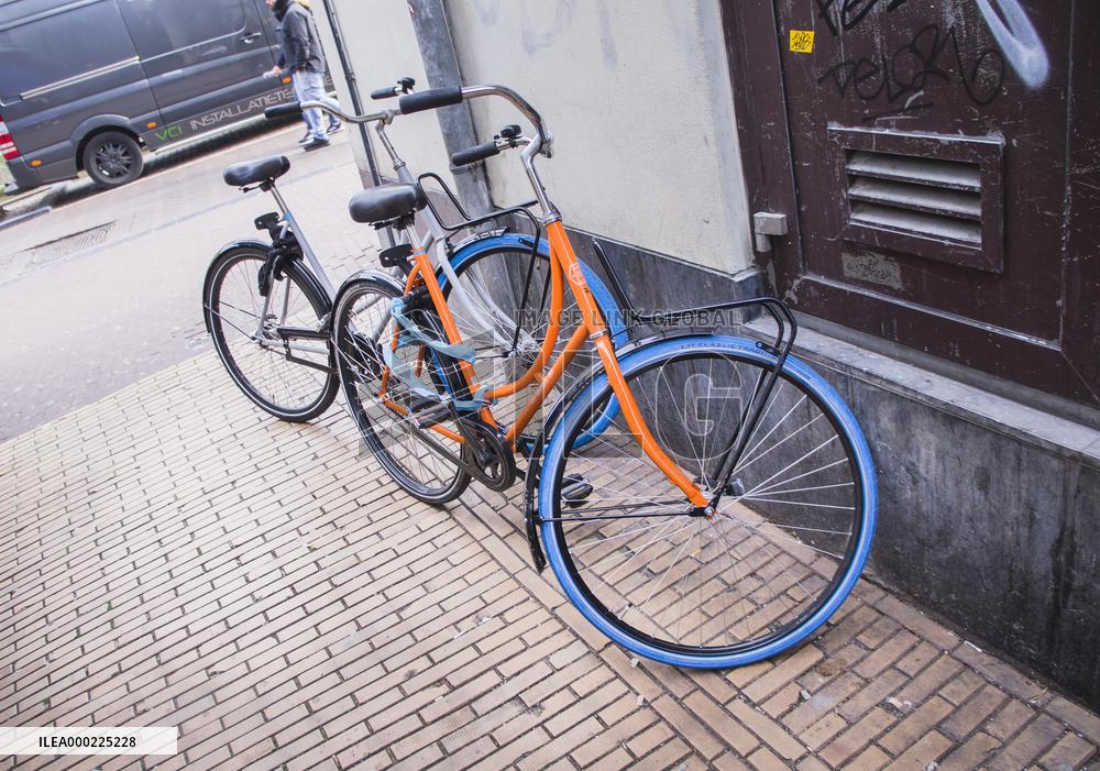 Swapfiets Bicycle, blue-tired bike