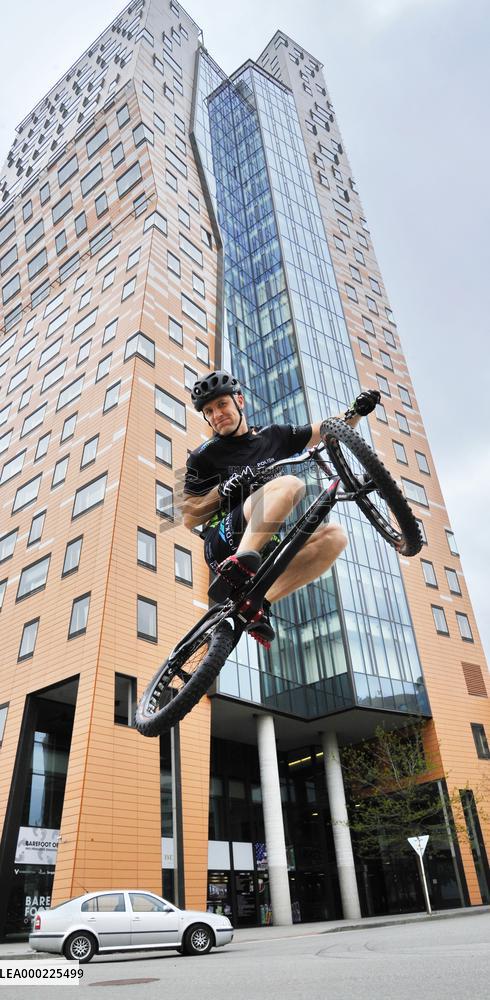 Krystian Herba, AZ Tower building