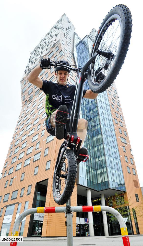 Krystian Herba, AZ Tower building