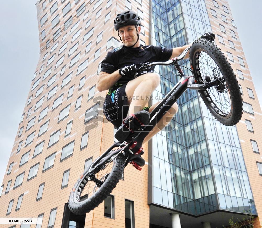 Krystian Herba, AZ Tower building